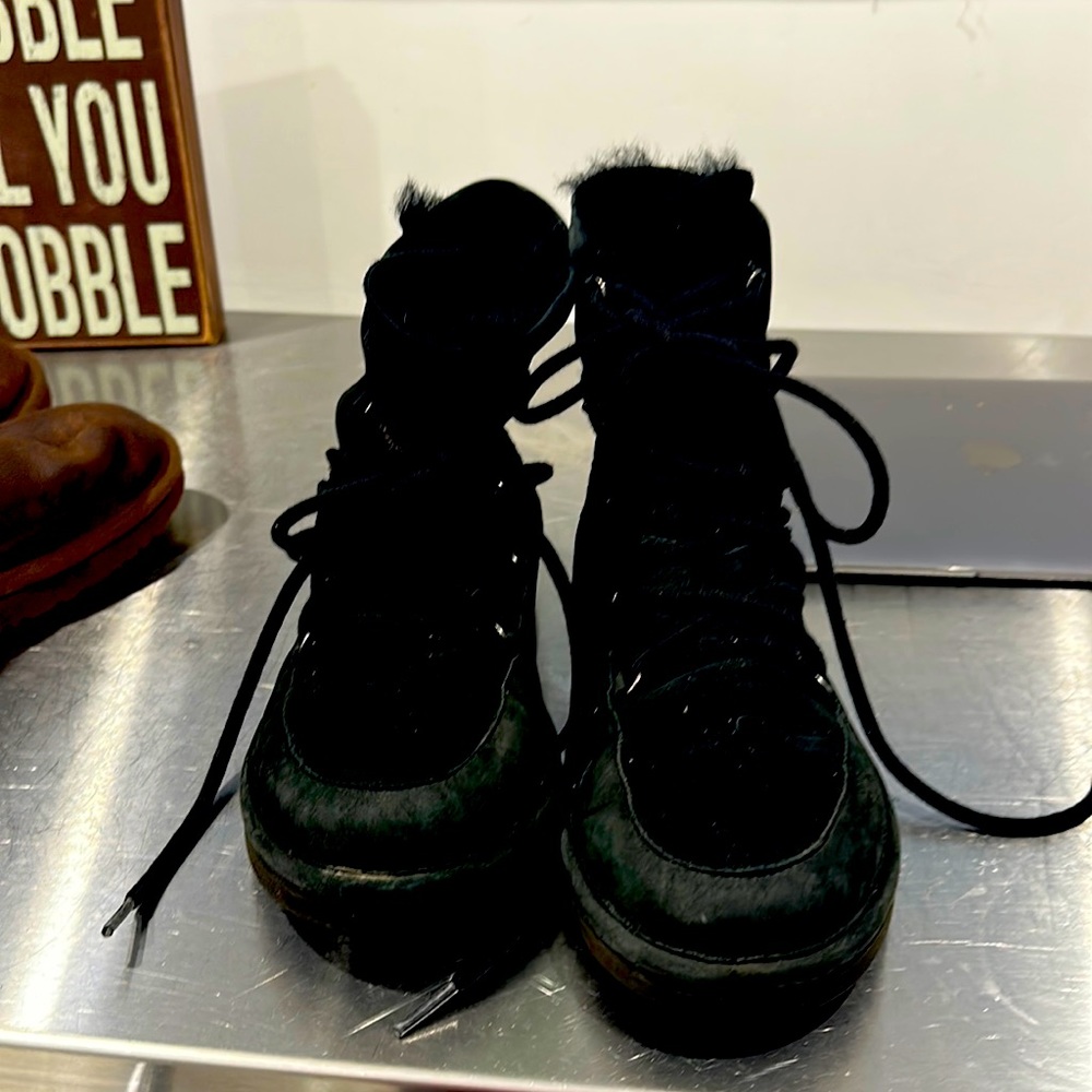 Black ids suede boot with lace up